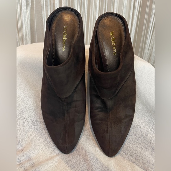 Liz Claiborne Chocolate Brown Suede Mules - Size 6 1/2 - Picture 3 of 4